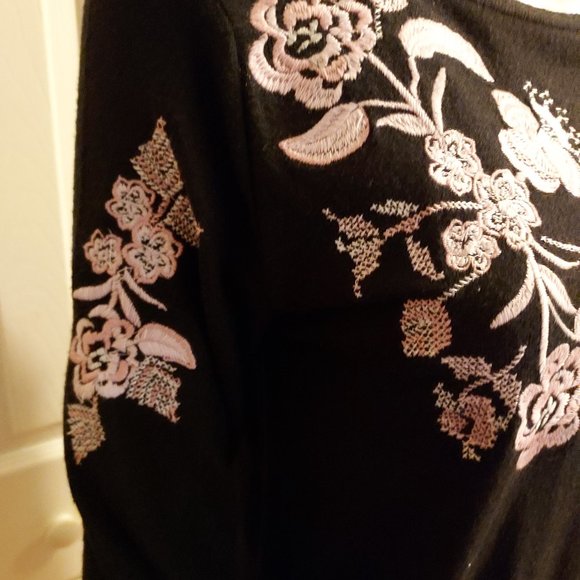 Time and Tru Black Embroidered Roses Long Sleeve Tunic Size S NWT - Picture 3 of 7